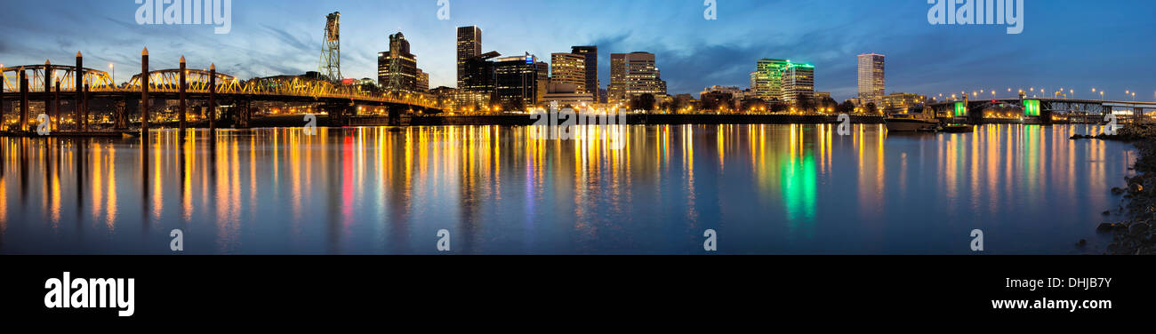 Portland Oregon Waterfront City Innenstadt und Brücken entlang Willamette River vom Ostufer Esplanade am Abend blaue Stunde Stockfoto