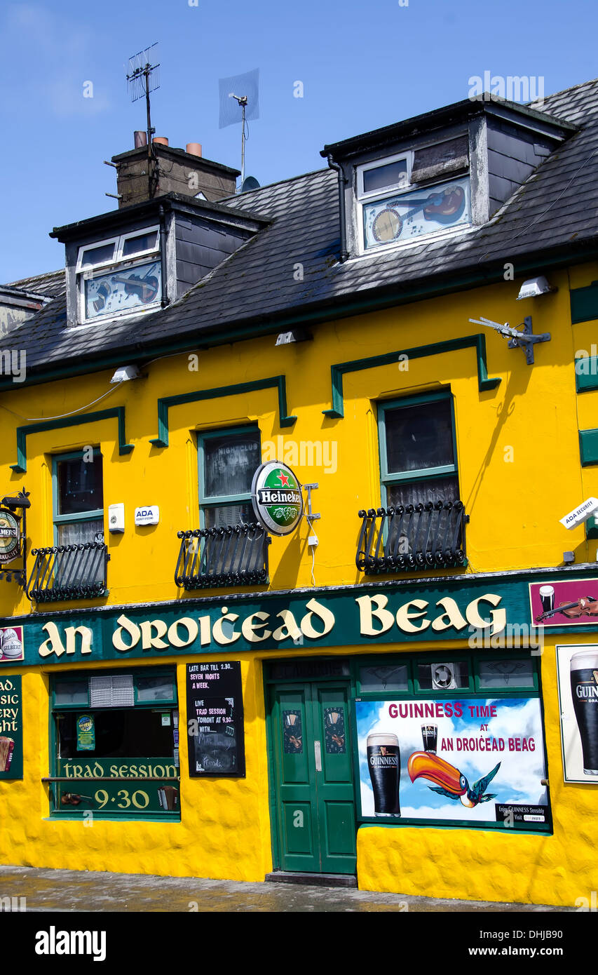 Leuchtend gelbe Stadt Dingle Musikkneipe, Dingle Halbinsel, Irland. Stockfoto