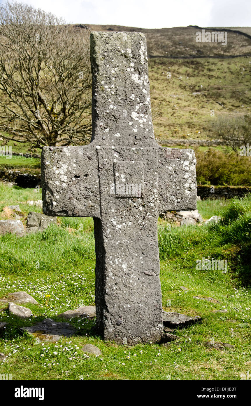 Altes Steinkreuz an Kilmalkedar Kirche am Slea Head Drive, Dingle Halbinsel, Irland. Stockfoto