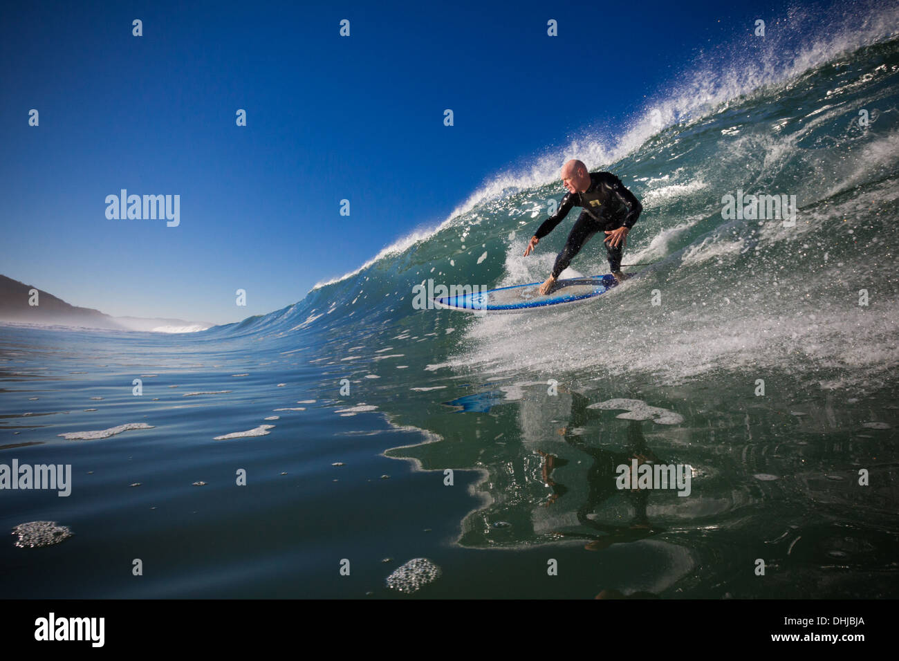 Eine Surfer reitet eine Winter-Welle im Torrey Pines State Beach, San Diego, Kalifornien. Stockfoto