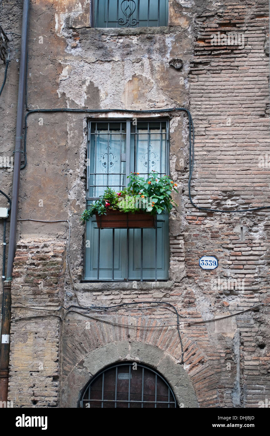 Bröckelnden Balkon in Via Portico d'Ottavia, jüdische Ghetto-Viertel in Rom, Italien Stockfoto