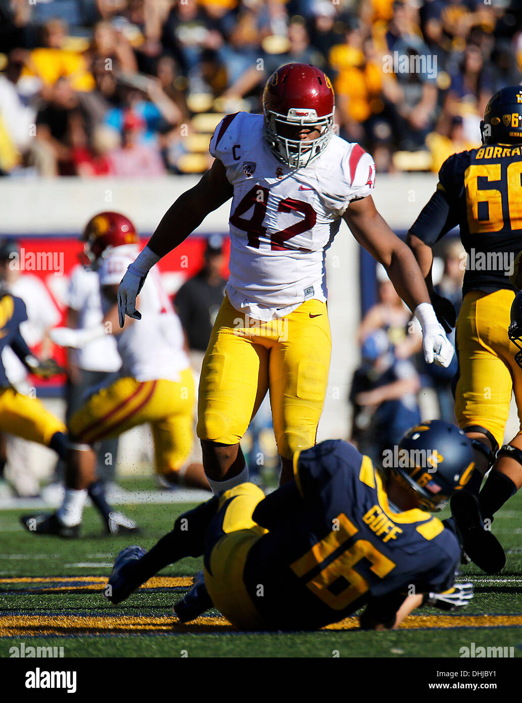 Berkeley, CA, USA. 9. November 2013. 9. November 2013 - Berkeley, CA, USA - USC Trojans LB # 42 Devon Kennard einzuschüchtern Cal QB # 16 Jared Goff nach der Wurf während der NCAA Football Spiel zwischen den USC Trojans und California Golden Bears 62-28 Sieg beim Memorial Stadion Berkeley Calif © Csm/Alamy Live-Nachrichten Stockfoto