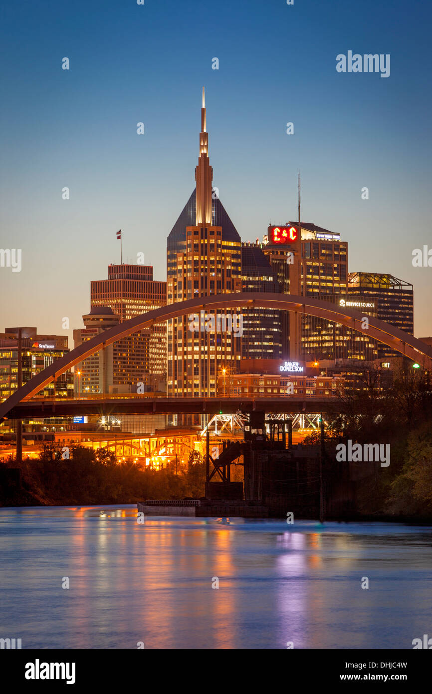 Dämmerung über Nashville und den Cumberland River, Tennesse, USA Stockfoto