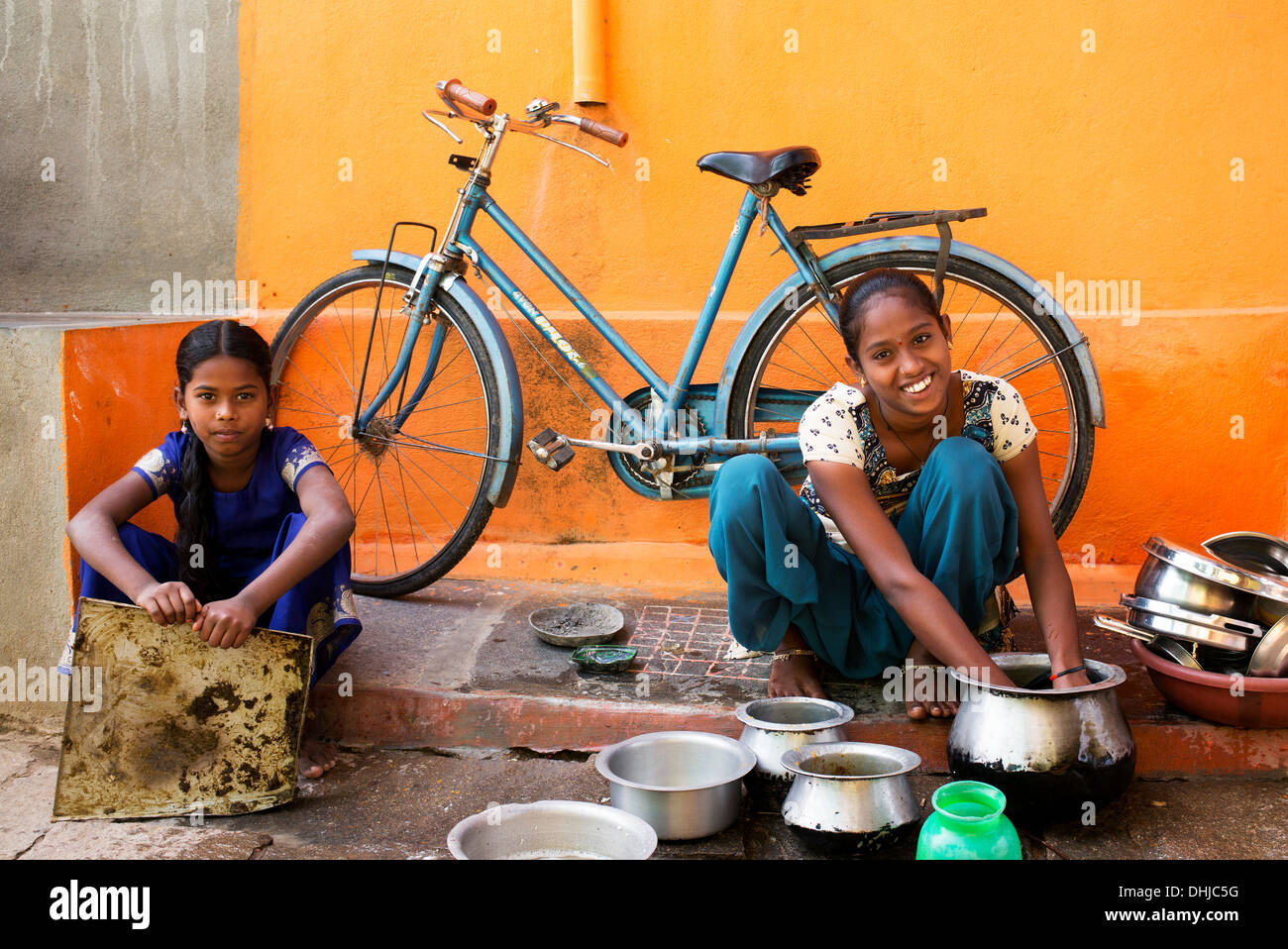 Indische Teenager-Mädchen beim Abwasch außerhalb ihrer indischen Dorf nach Hause. Andhra Pradesh, Indien Stockfoto