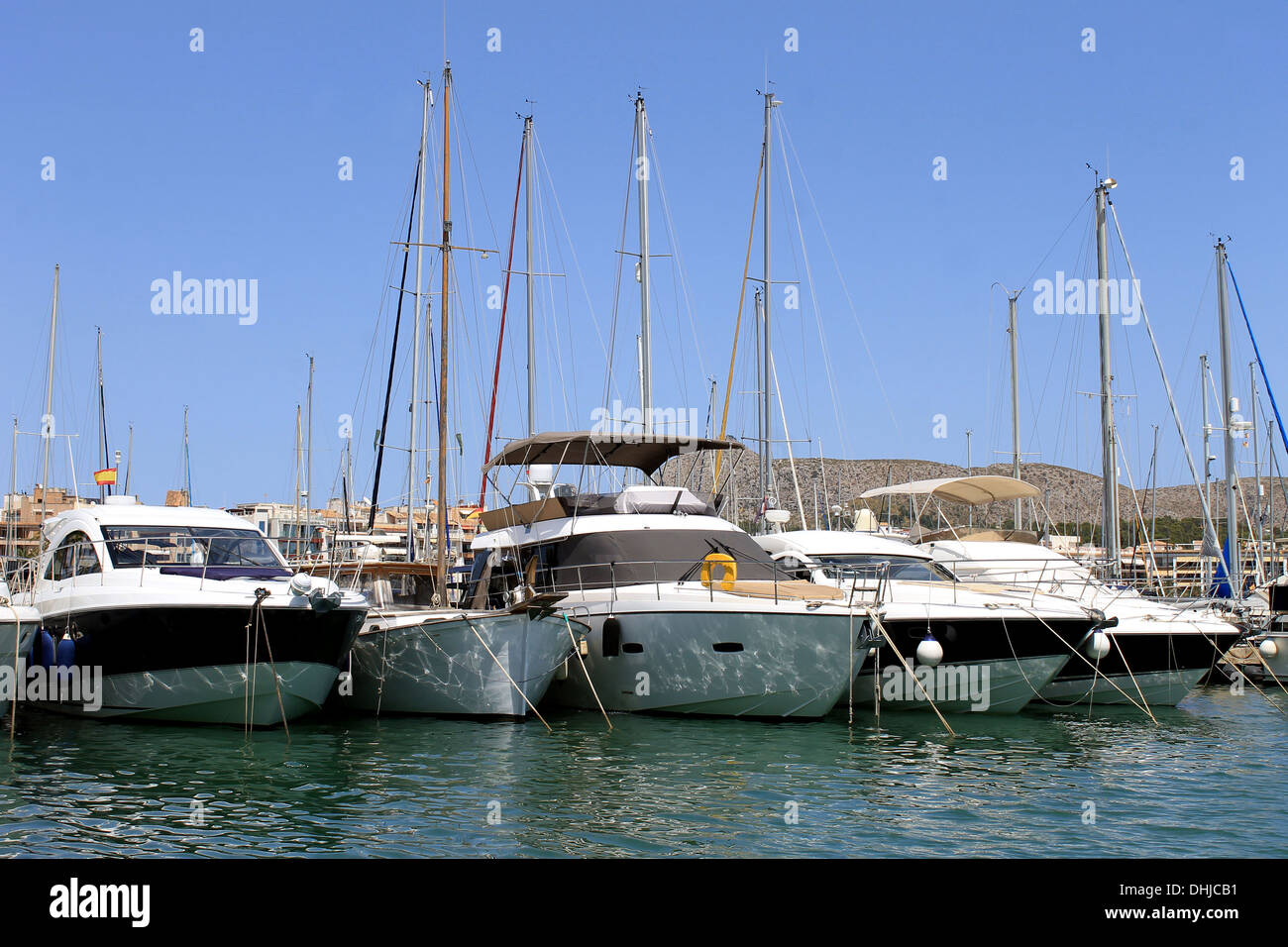 Boote vertäut im Hafen von Alcudia auf Mallorca, Spanien. Stockfoto