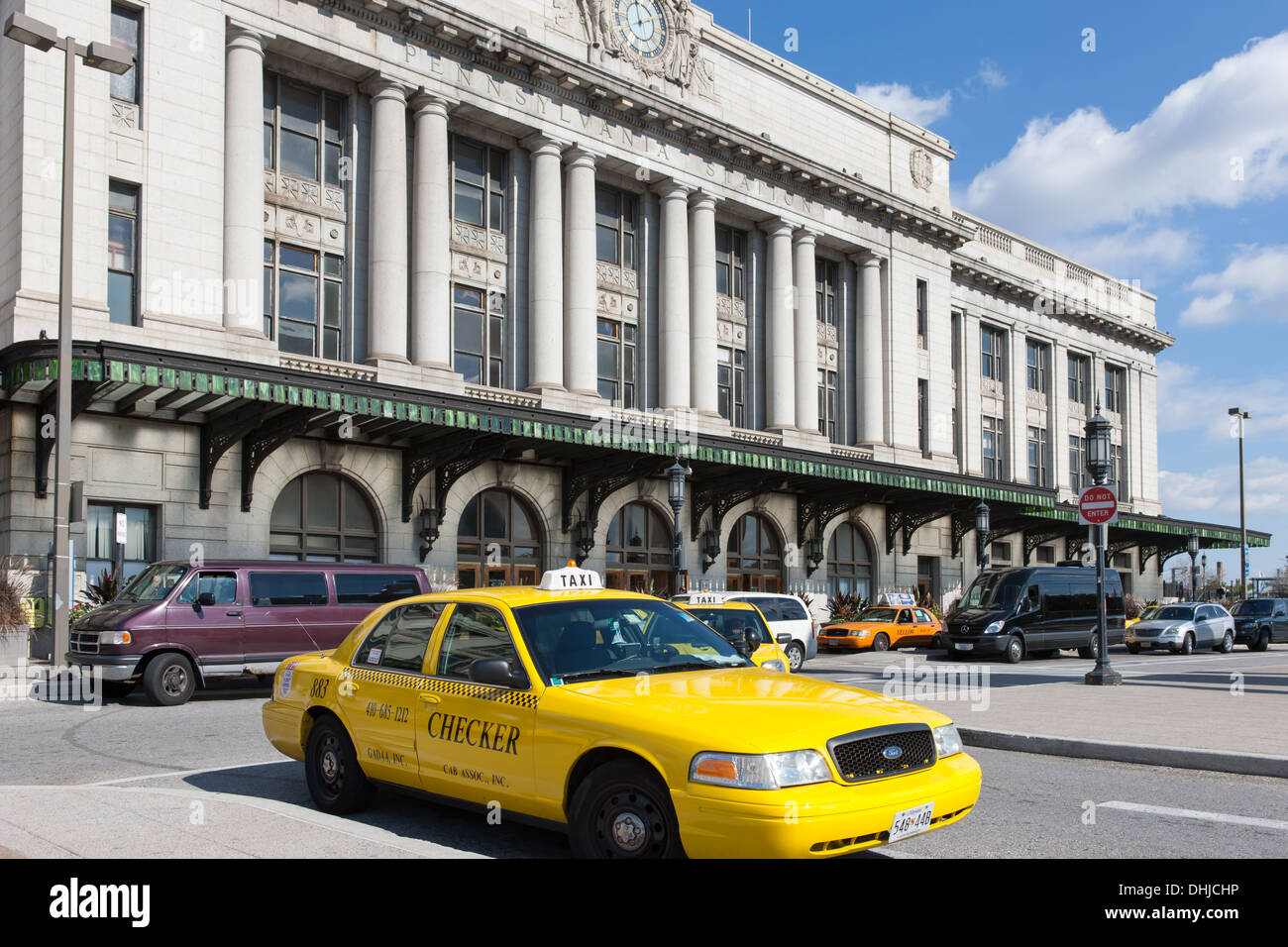 Taxis und andere Fahrzeuge warten auf Fahrgäste außerhalb Pennsylvania Station in Baltimore, Maryland. Stockfoto