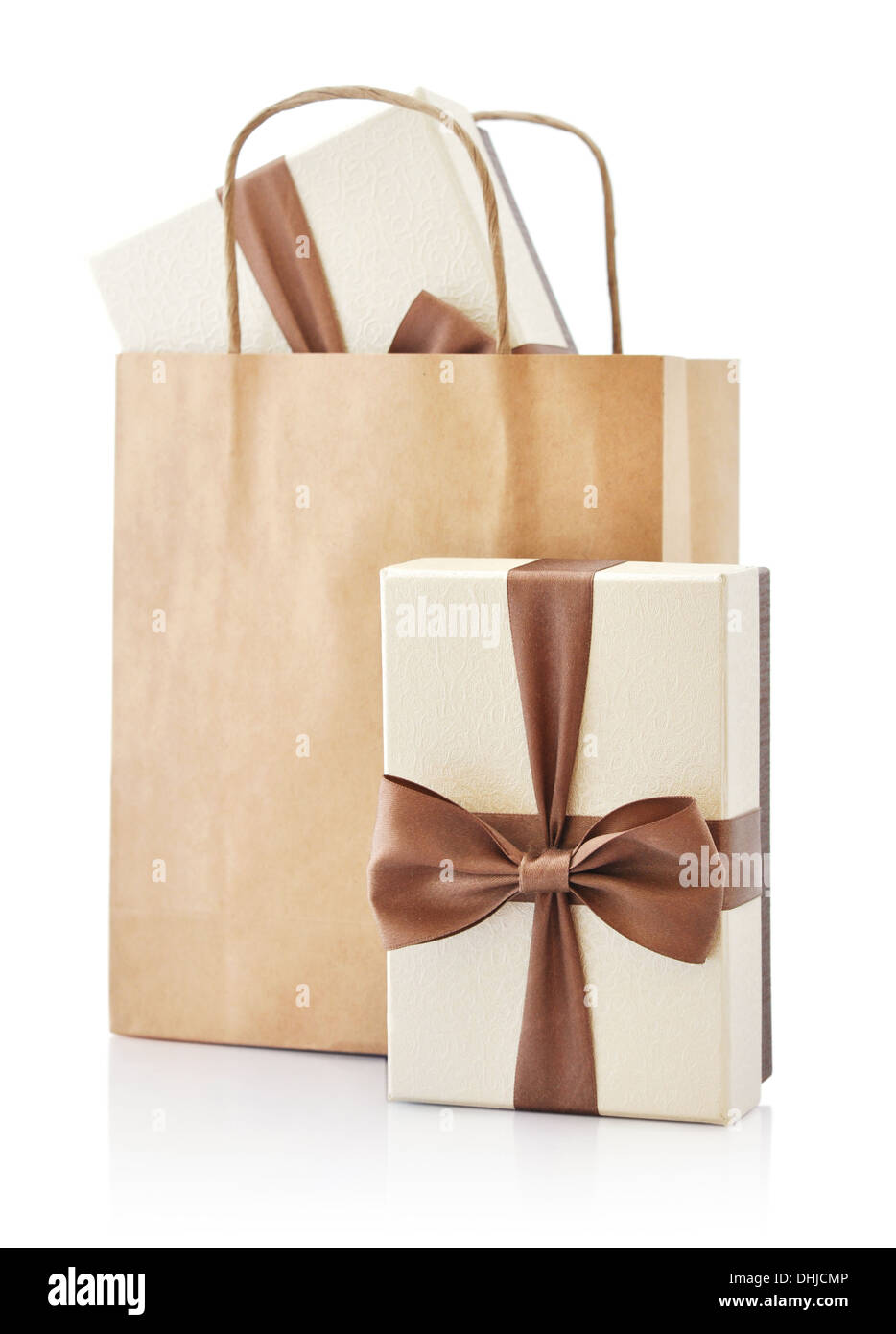 Braune Papiertüte mit Geschenken isoliert auf weißem Hintergrund Stockfoto