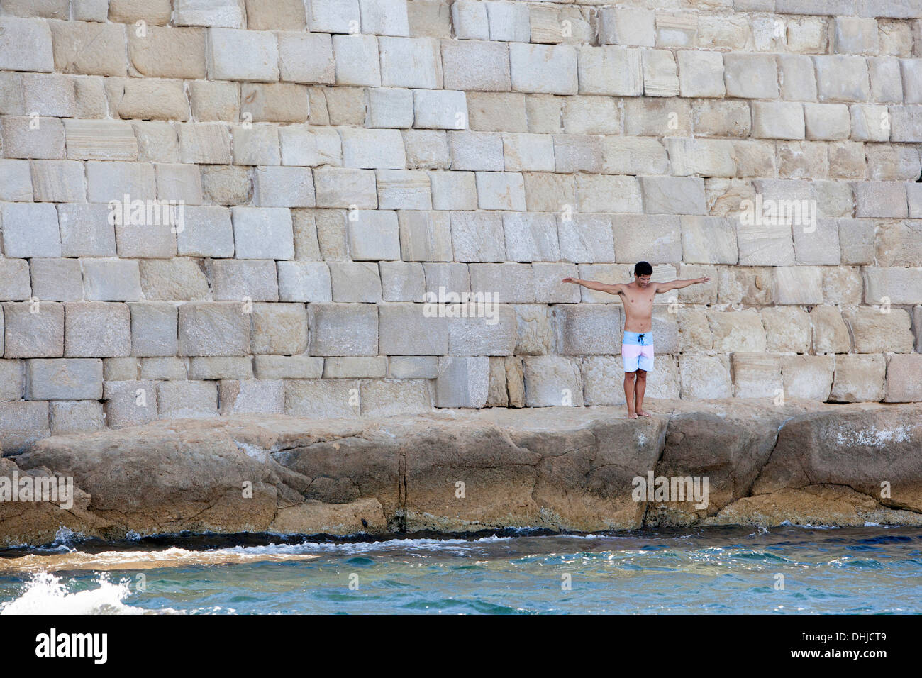 Sommer-Mann mit ausgestreckten im Urlaub Stockfoto