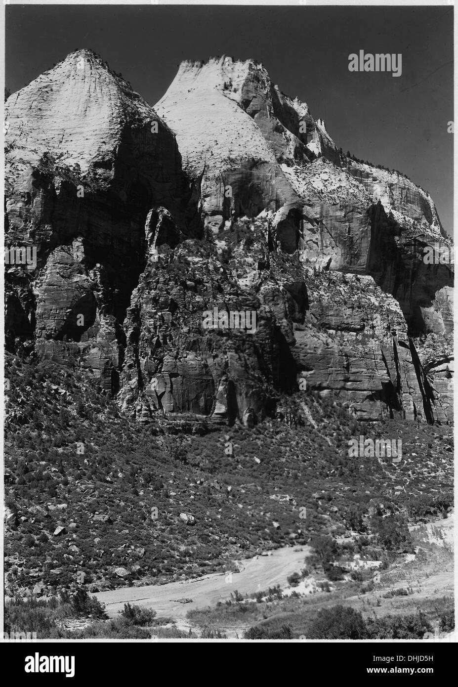 Ein malerischer Blick auf den Cathedral Mountain vom Grotto Trail aus, der den majestätischen Gipfel von einem der malerischen Ausblicke des Weges aus zeigt. Stockfoto