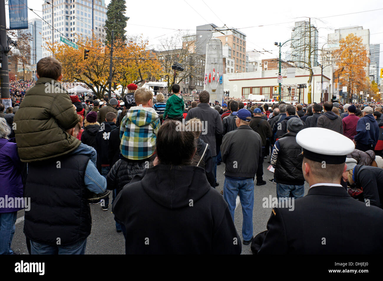 Massen von Menschen besuchen Volkstrauertag Zeremonien in Victory Square in der Innenstadt von Vancouver, British Columbia, Kanada Stockfoto