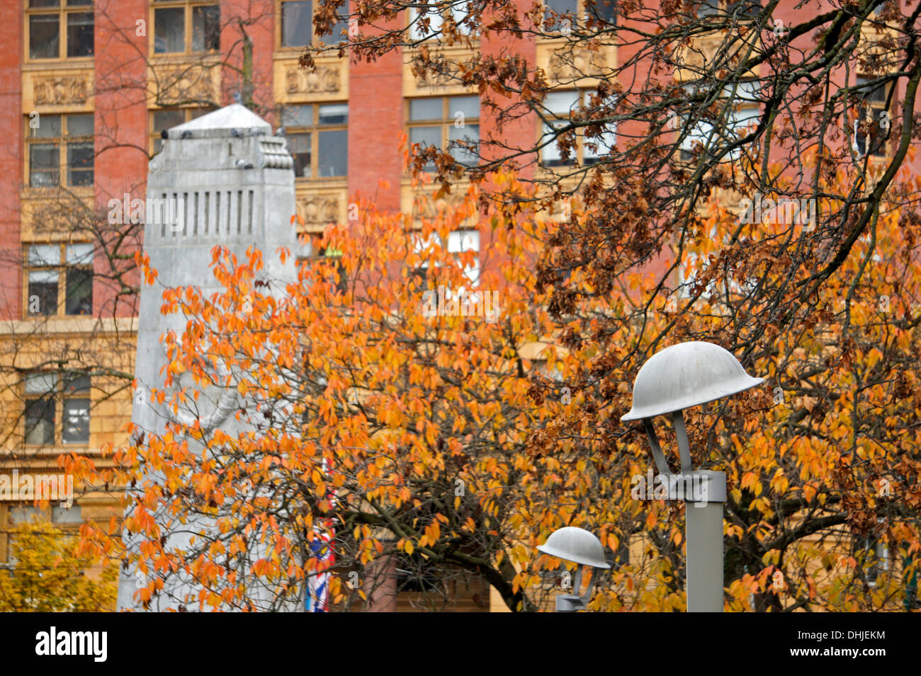 Ersten Weltkrieg Soldaten Helme schmücken Pole am Volkstrauertag Zeremonien bei der Victory Square Kenotaph in der Innenstadt von Vancouver, British Columbia, Kanada Stockfoto