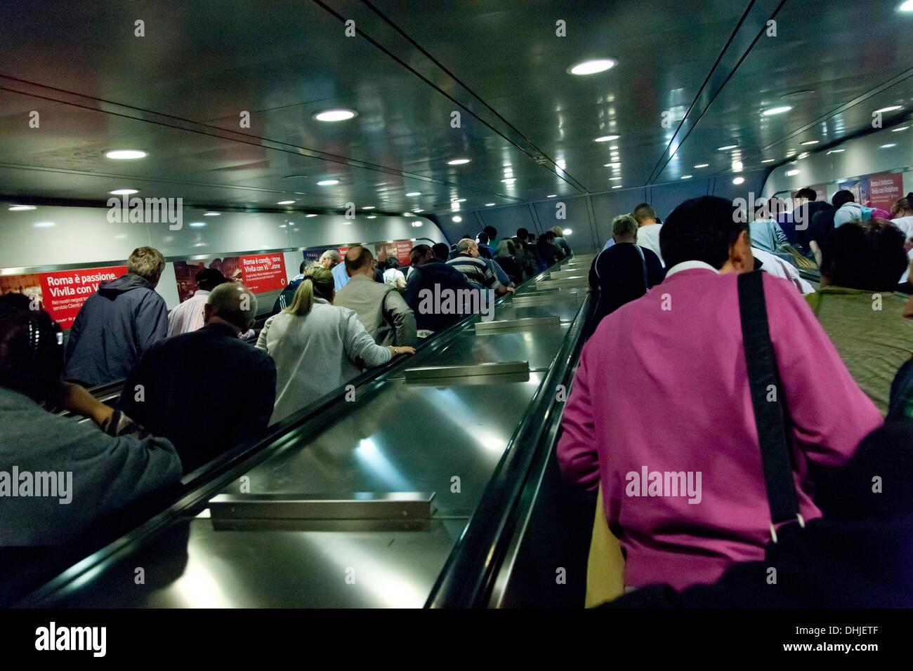 Pendler fahren die Rolltreppe von der U-Bahn in Rom, Italien. Stockfoto