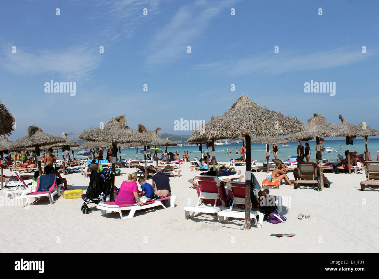Menschen genießen täglich draußen am Strand in Alcudia, Mallorca, Spanien. Stockfoto