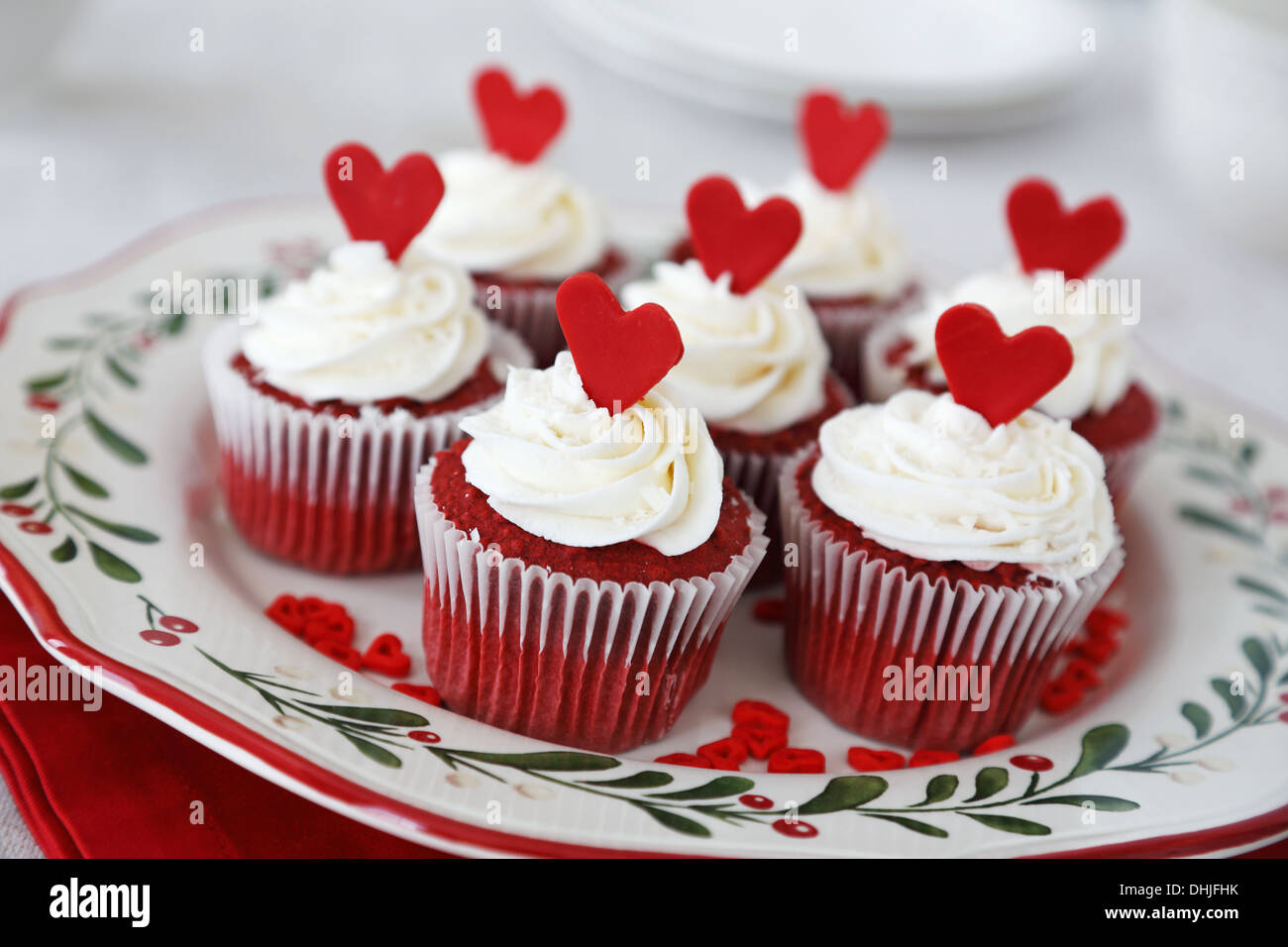 Red Velvet Cupcakes für Weihnachten dekoriert Stockfoto