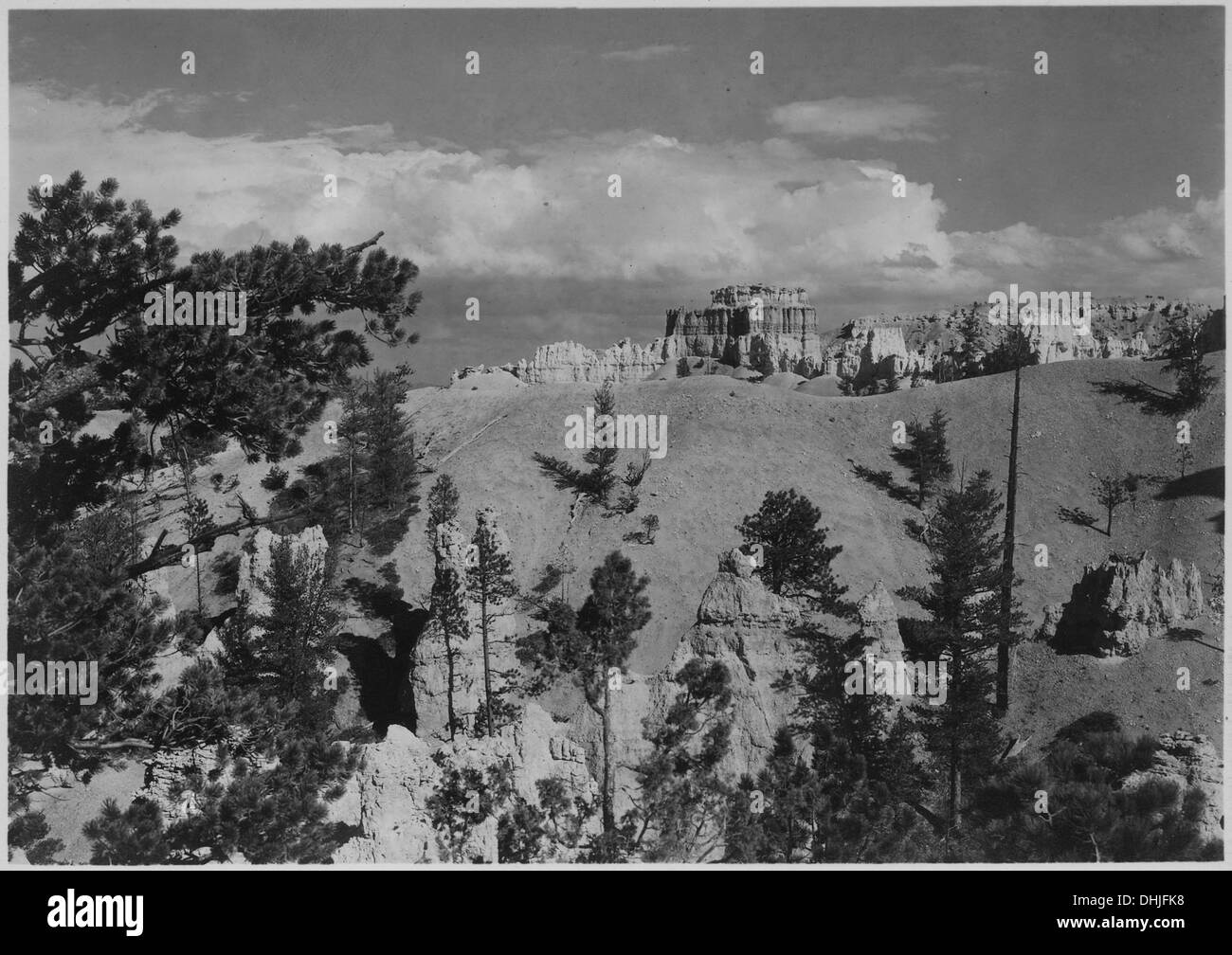 Dieses Bild zeigt den Blick vom Cathedral Ridge in Richtung Bryce Temple, einer natürlichen Felsformation in der Region. Das Foto fängt die malerische Landschaft der Gegend ein. Stockfoto