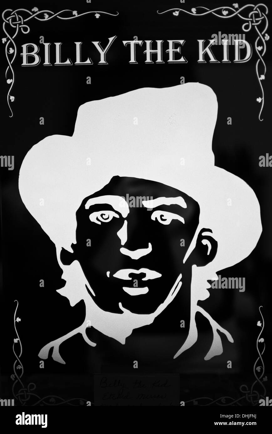 Ein lokaler Künstler in Lincoln skizziert das Bild von Billy the Kid auf einer Glasplatte. Stockfoto