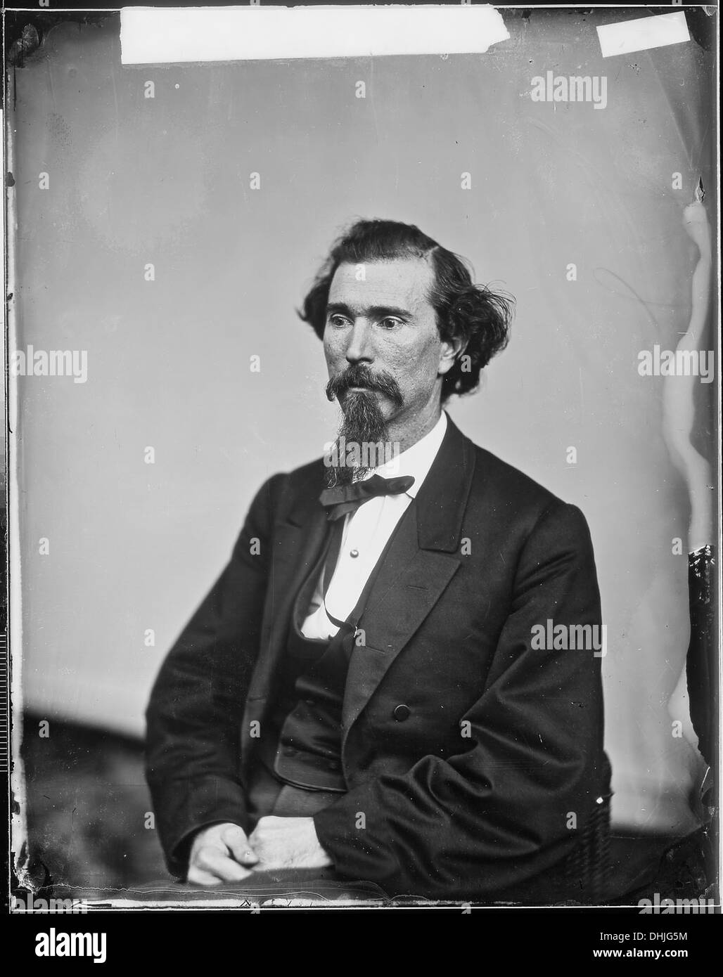 Dieses Porträt zeigt Hon. Philip Johnson, eine bemerkenswerte Figur aus Pennsylvania. Das Bild fängt ihn wahrscheinlich in einem formellen oder beruflichen Umfeld ein und unterstreicht seine Rolle oder Position in der Gemeinde oder Regierung. Stockfoto