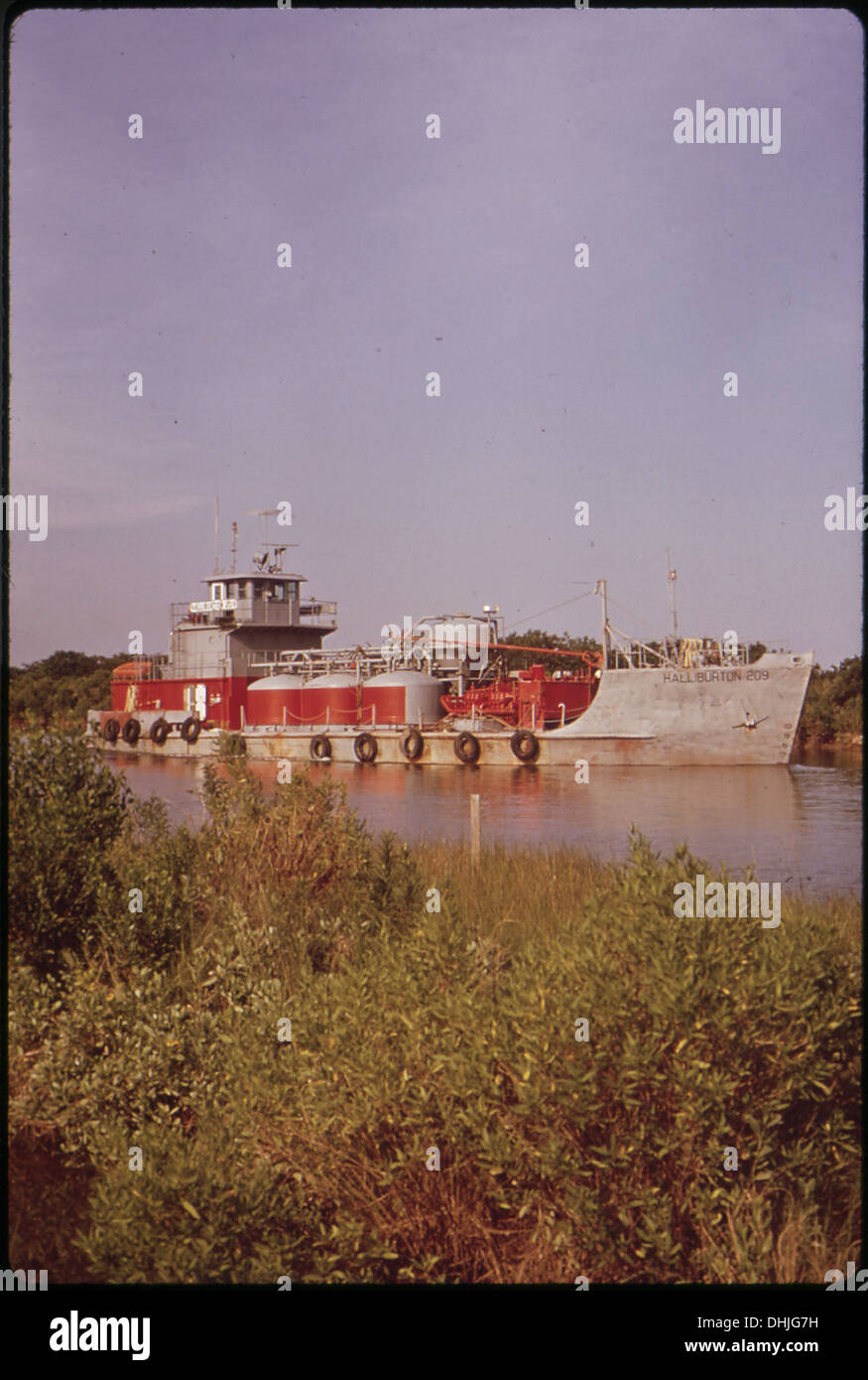 In den Sümpfen zwischen Dulac und Cocodrie befindet sich ein Schiff der Ölgesellschaft in den Feuchtgebieten südlich von Houma, Louisiana. Dieses Gebiet ist ein wichtiger Bestandteil der Ölindustrie und der Feuchtgebiete der Region. Stockfoto