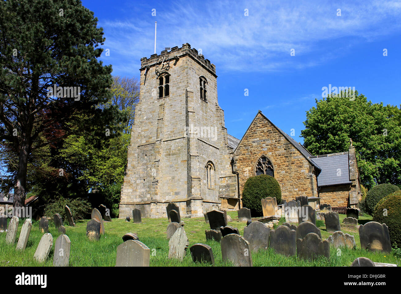 Malerische Aussicht auf die alte Dorfkirche mit Friedhof im Vordergrund, England. Stockfoto