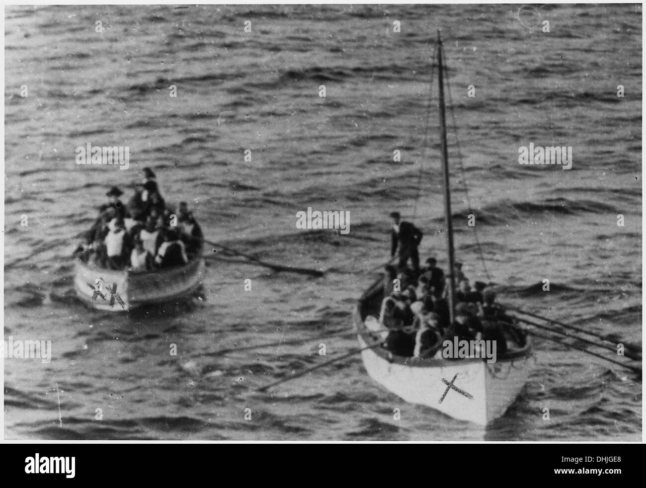 Dieses Foto zeigt zwei Rettungsboote mit Überlebenden der RMS Titanic-Katastrophe. Boot Nr. 278336 gehört zu den Rettungsbooten, die viele Leben gerettet haben, nachdem das Schiff 1912 sank. Stockfoto
