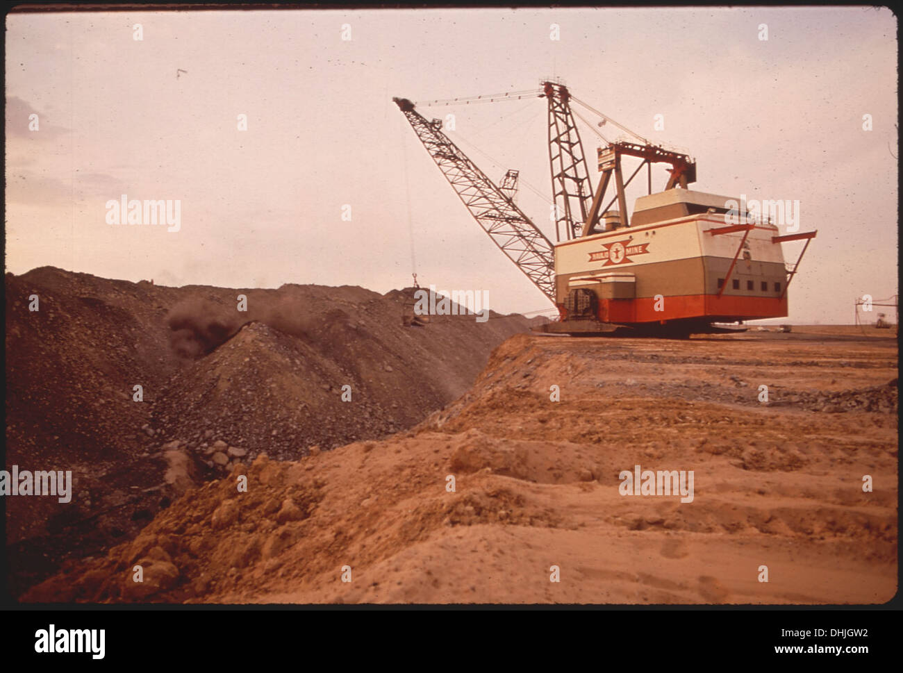 Eine Szene aus der Navajo-Mine im Norden Arizonas, die Streifenabbaubetriebe mit Dragline-Ausrüstung zeigt, die zur Gewinnung von Ressourcen aus der Erde verwendet wird. Stockfoto Eine Szene aus der Navajo-Mine im Norden Arizonas, die Streifenabbaubetriebe mit Dragline-Ausrüstung zeigt, die zur Gewinnung von Ressourcen aus der Erde verwendet wird. Stockfoto