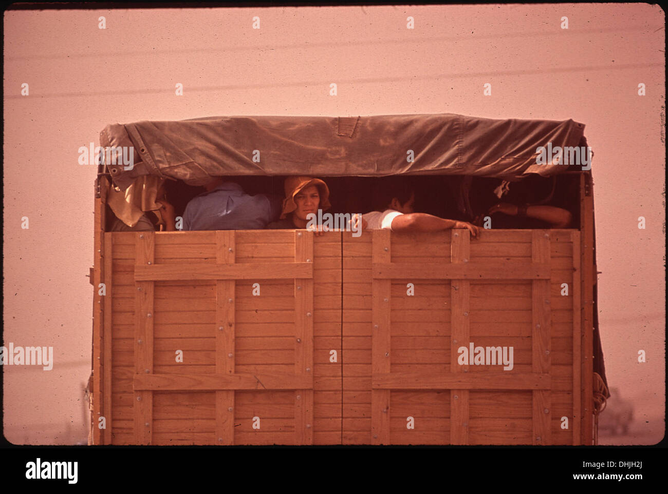 Dieses Bild zeigt Menschen, die während eines Staubsturms Zuflucht suchen, und zeigt die extremen Wetterbedingungen, die in den 1930er Jahren in den von der Dust Bowl betroffenen Gebieten aufgetreten sind Stockfoto
