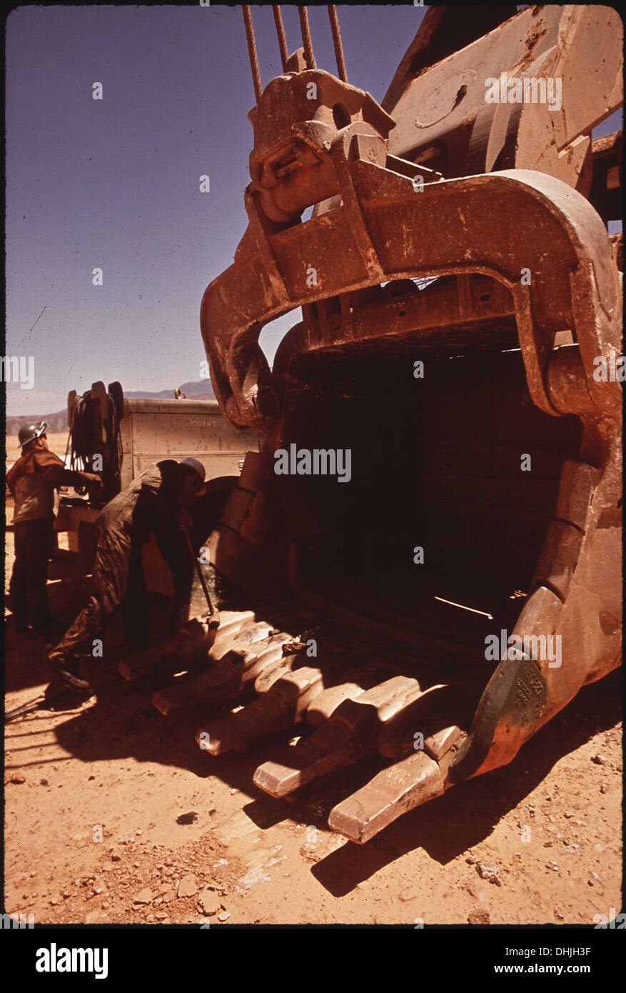 In der Live Oak Pit Mine in Inspiration Consolidated Copper Co. Werden schwere Maschinen wie eine zehn-Kubikyard-Schaufel und ein Frontlader für Bergbauarbeiten eingesetzt. Stockfoto In der Live Oak Pit Mine in Inspiration Consolidated Copper Co. Werden schwere Maschinen wie eine zehn-Kubikyard-Schaufel und ein Frontlader für Bergbauarbeiten eingesetzt. Stockfoto