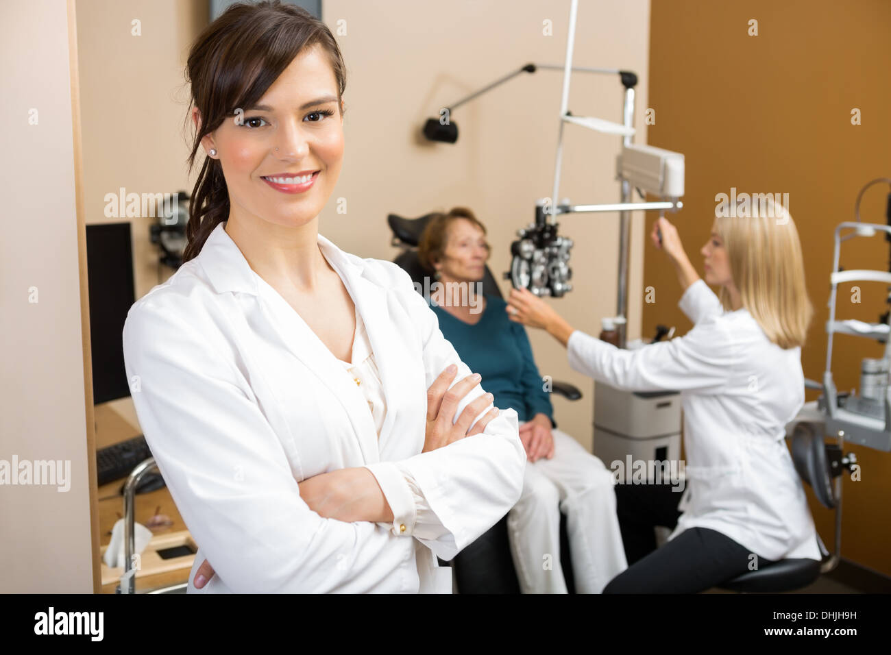 Augenarzt mit Kollegen, Patienten Stockfoto
