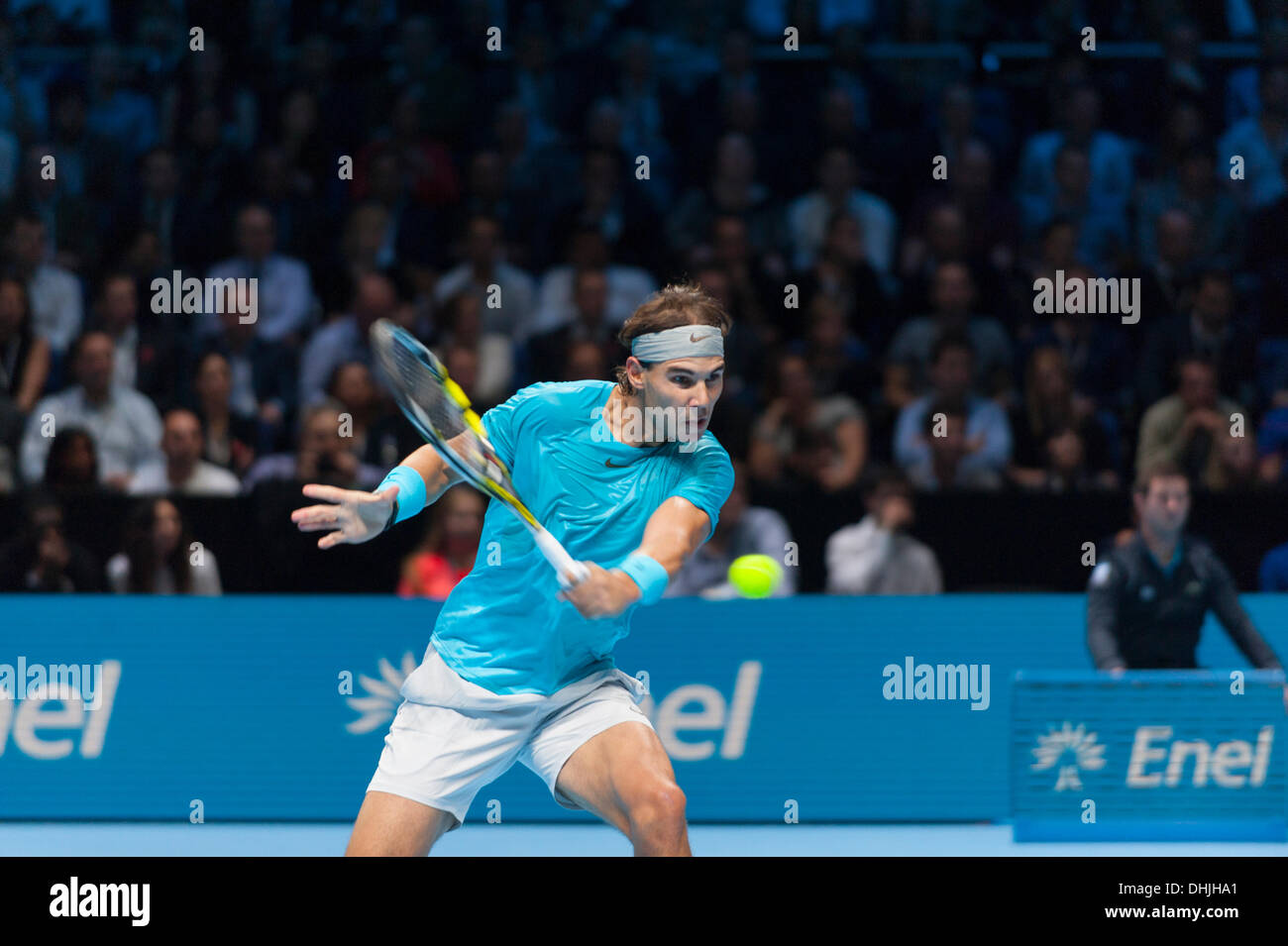 Die O2-Arena, London, UK. 11. November 2013. Rafael Nadal bei den ATP World Tour Finals in Aktion. Nadal verlor dem Match 6-3 6-4, Novak Djokovic © Malcolm Park Leitartikel/Alamy Live-Nachrichten Stockfoto