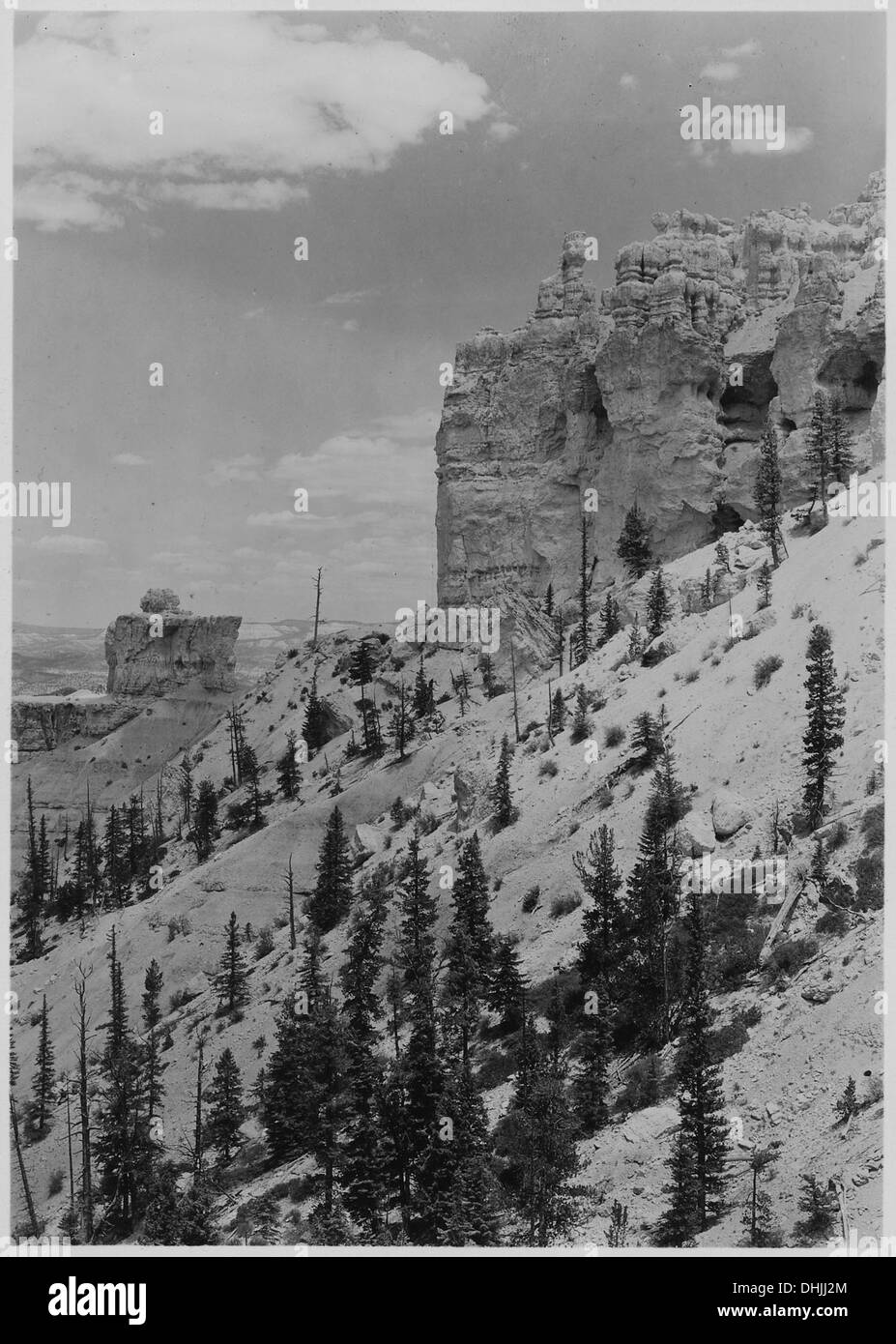 Diese vertikale Ansicht zeigt eine Klippe und das historische Hadriangrab. Das Grab in Rom ist ein bedeutendes Bauwerk aus dem Römischen Reich, das für seine Architektur und seinen historischen Wert bekannt ist. Stockfoto