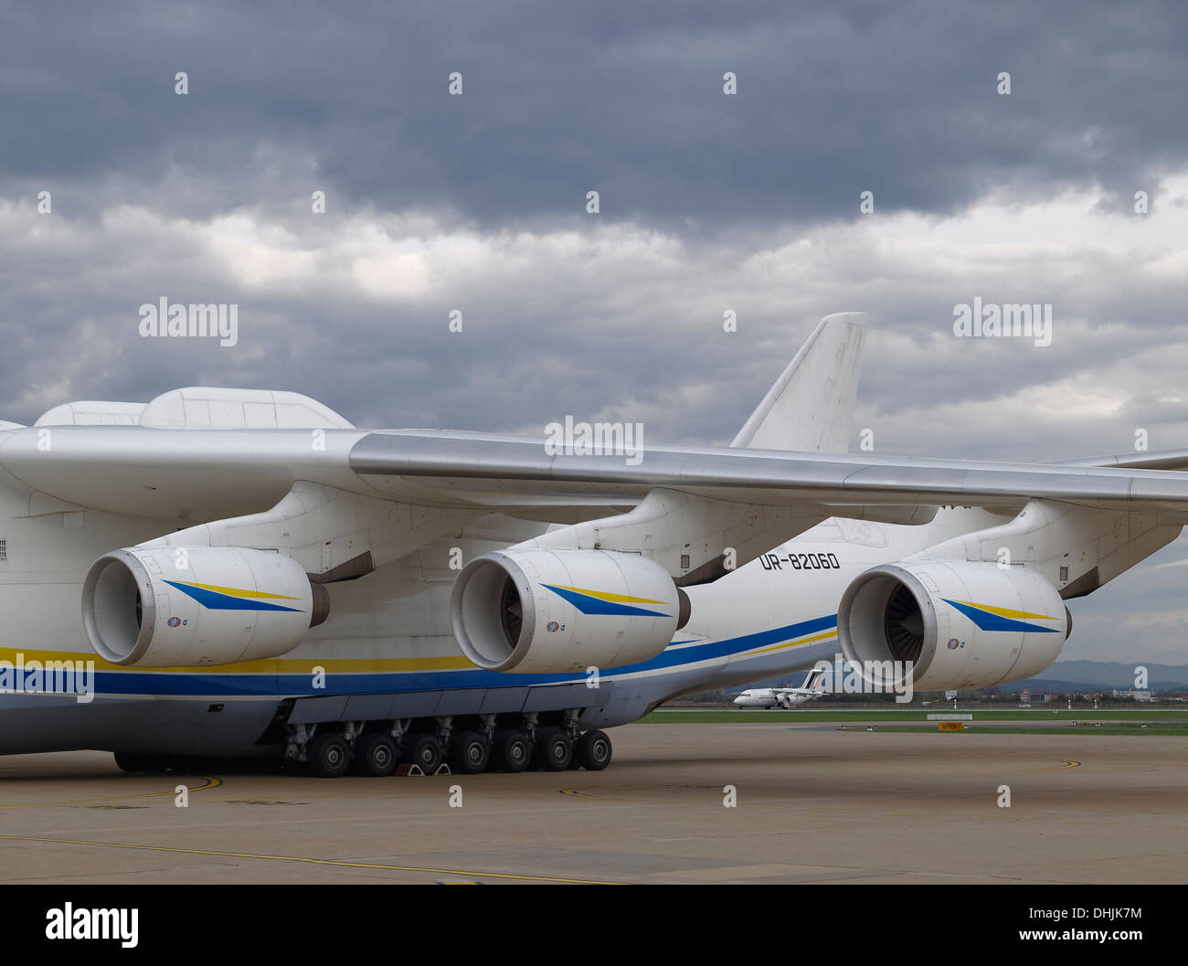 Antonow An-225 "Mriya" Flugzeug mit einem kleineren Flugzeug Landung im Hintergrund, zum Größenvergleich. Stockfoto