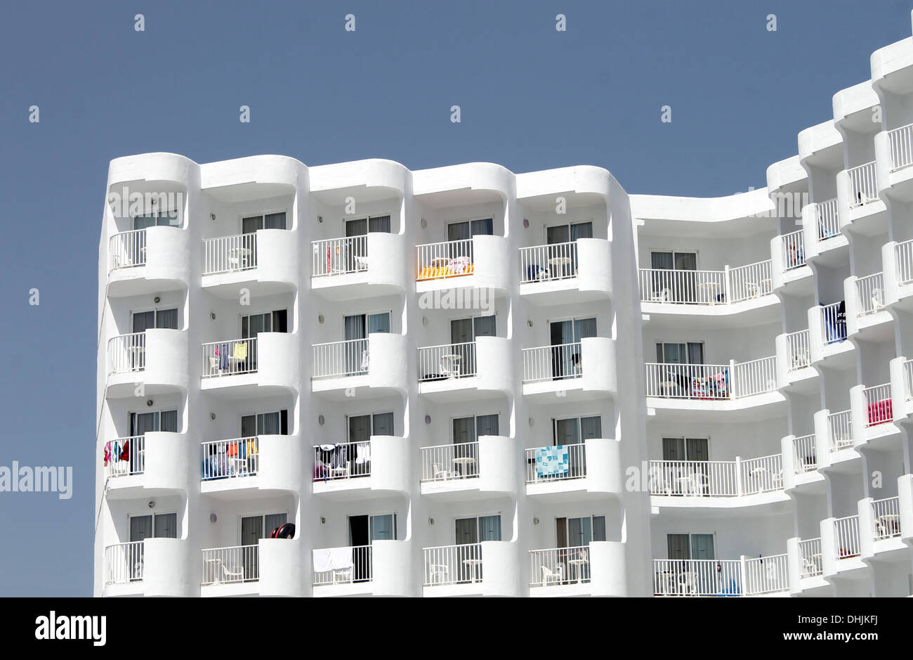 Großer weißer Touristenhotel auf der Insel Mallorca, Spanien. Stockfoto