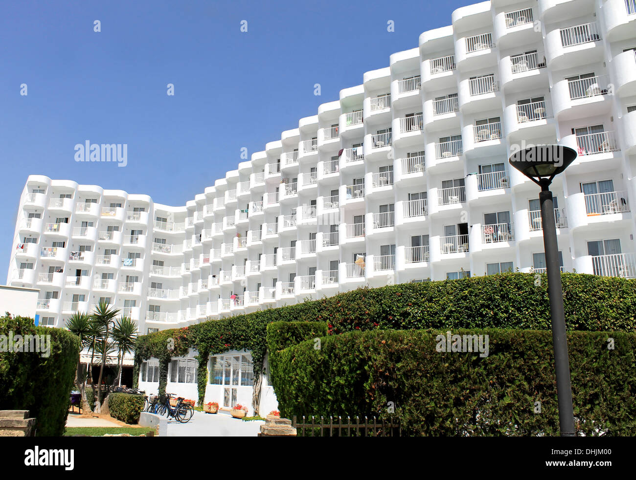 Malerische Aussicht auf großer weißer Touristenhotel auf der Insel Mallorca, Spanien. Stockfoto