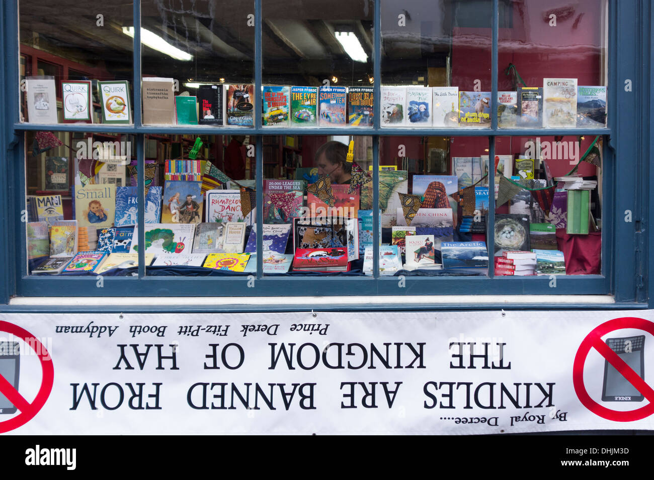 Banner "Verbot" von Kindle e-Reader in Hay On Wye, Wales, einer kleinen Stadt berühmt für seine Bücher und Buchhandlungen zu verspotten. Stockfoto