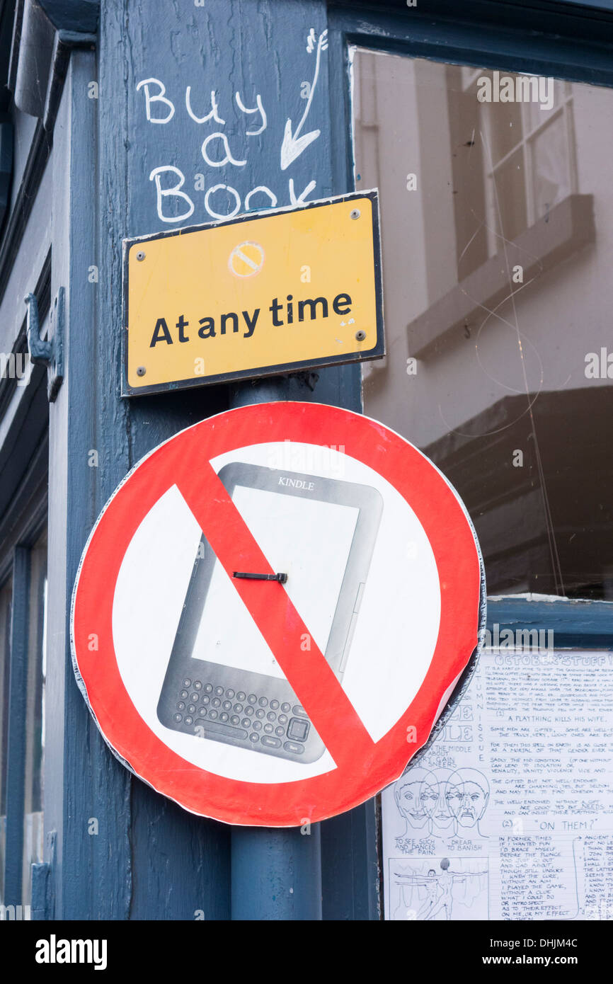 Mock Zeichen "Verbot" von Kindle e-Reader in Hay On Wye, Wales, einer kleinen Stadt, die berühmt ist für seine Bücher und Buchhandlungen. Stockfoto