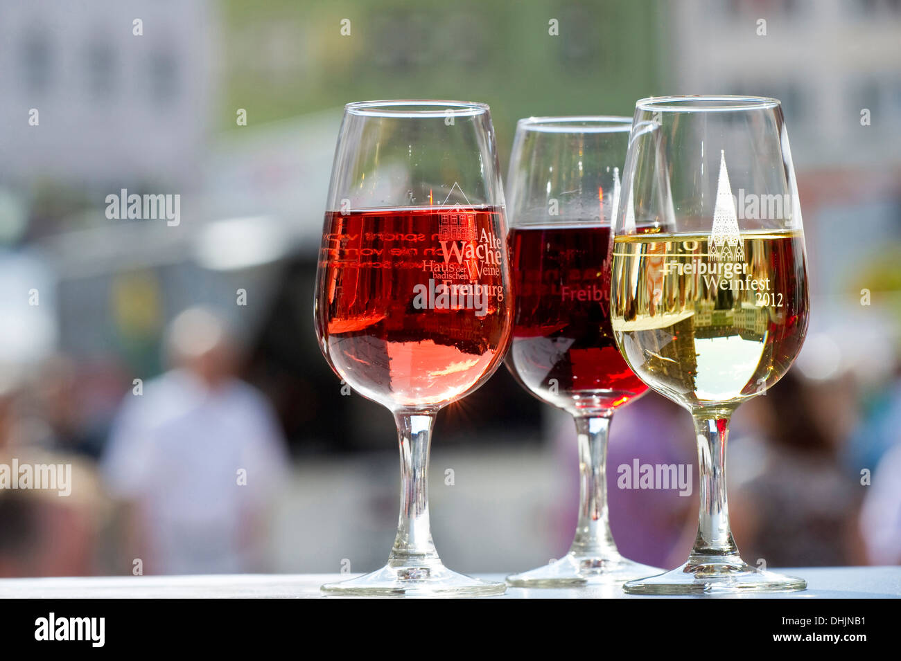 Gläser Wein auf dem Weinfest, Juli 2012, Freiburg Im Breisgau, Schwarzwald, Baden-Württemberg, Deutschland, Europa Stockfoto