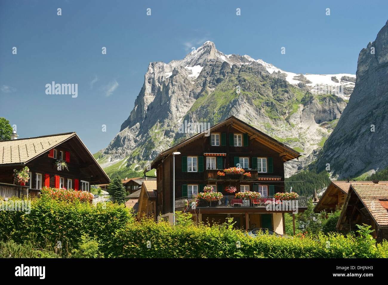 Häuser am Dorfeingang von Grindelwald und Mount Wetterhorn, Kanton Bern, Schweiz, Europa Stockfoto