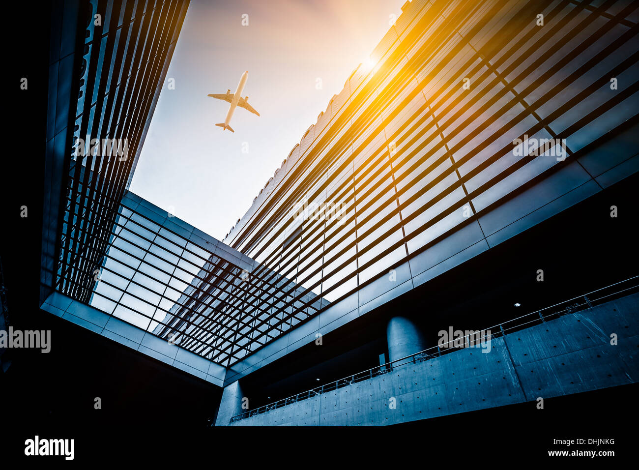 Flugzeug fliegen über das Flughafengebäude Stockfoto