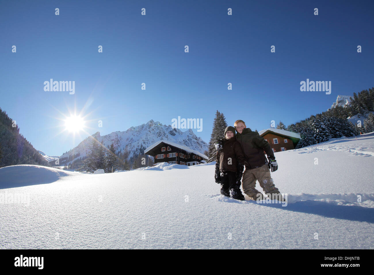 Zwei jungen im Schnee, Gargellen, Montafon, Vorarlberg, Österreich Stockfoto