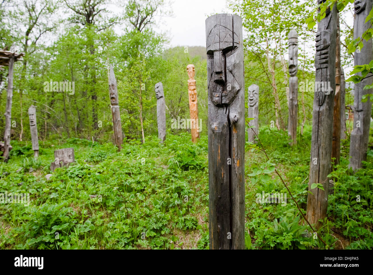 Holzskulpturen in einem Wald, Aborigines, Eingeborenen, man, Itelmen, Kamtschatka, Russland Stockfoto
