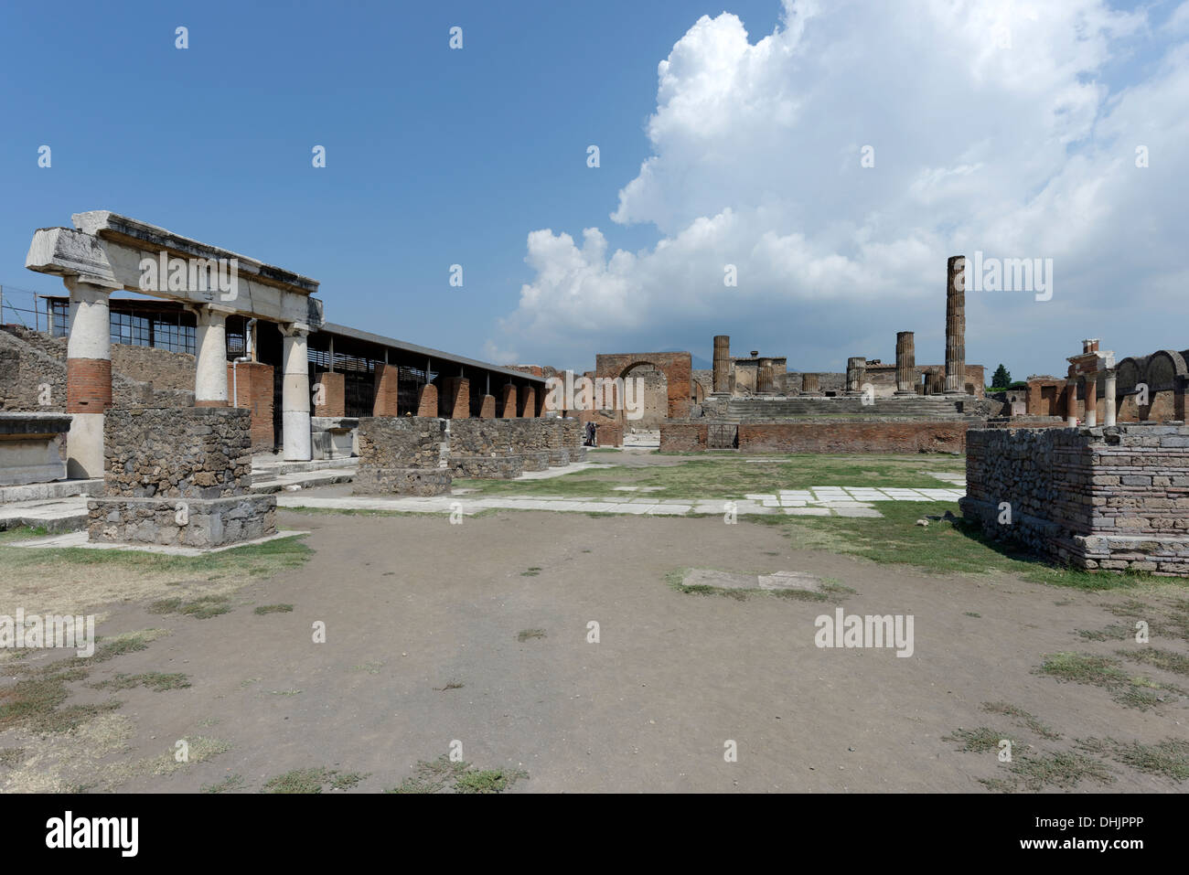 Blick auf einen Abschnitt des Portikus und der Tempel des Jupiter am nördlichen Ende des Forums in Pompeji, Italien. Der große Tempel Stockfoto