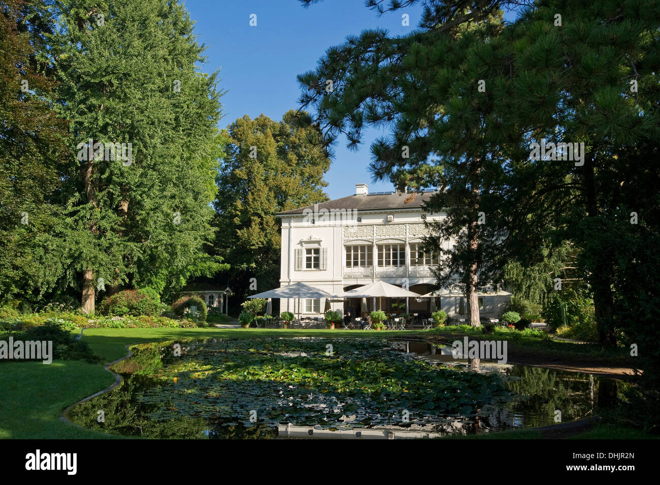 Teich und Haus im Merian Park, Brueglingen, Basel, Schweiz, Europa Stockfoto