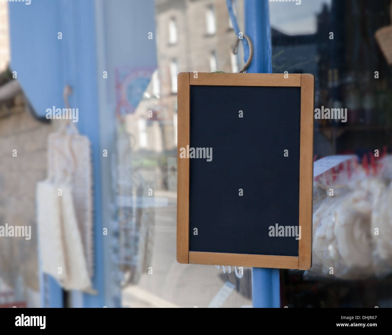 Leere Schild hängen außerhalb ein kleines Geschäft Stockfoto