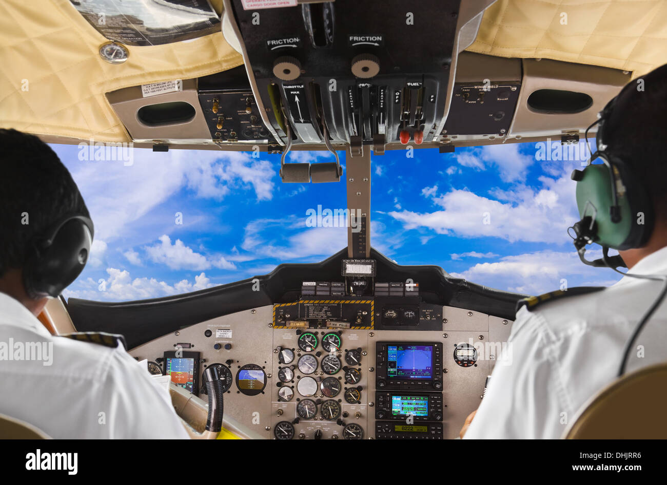 Piloten im Flugzeug-Cockpit und Himmel Stockfoto