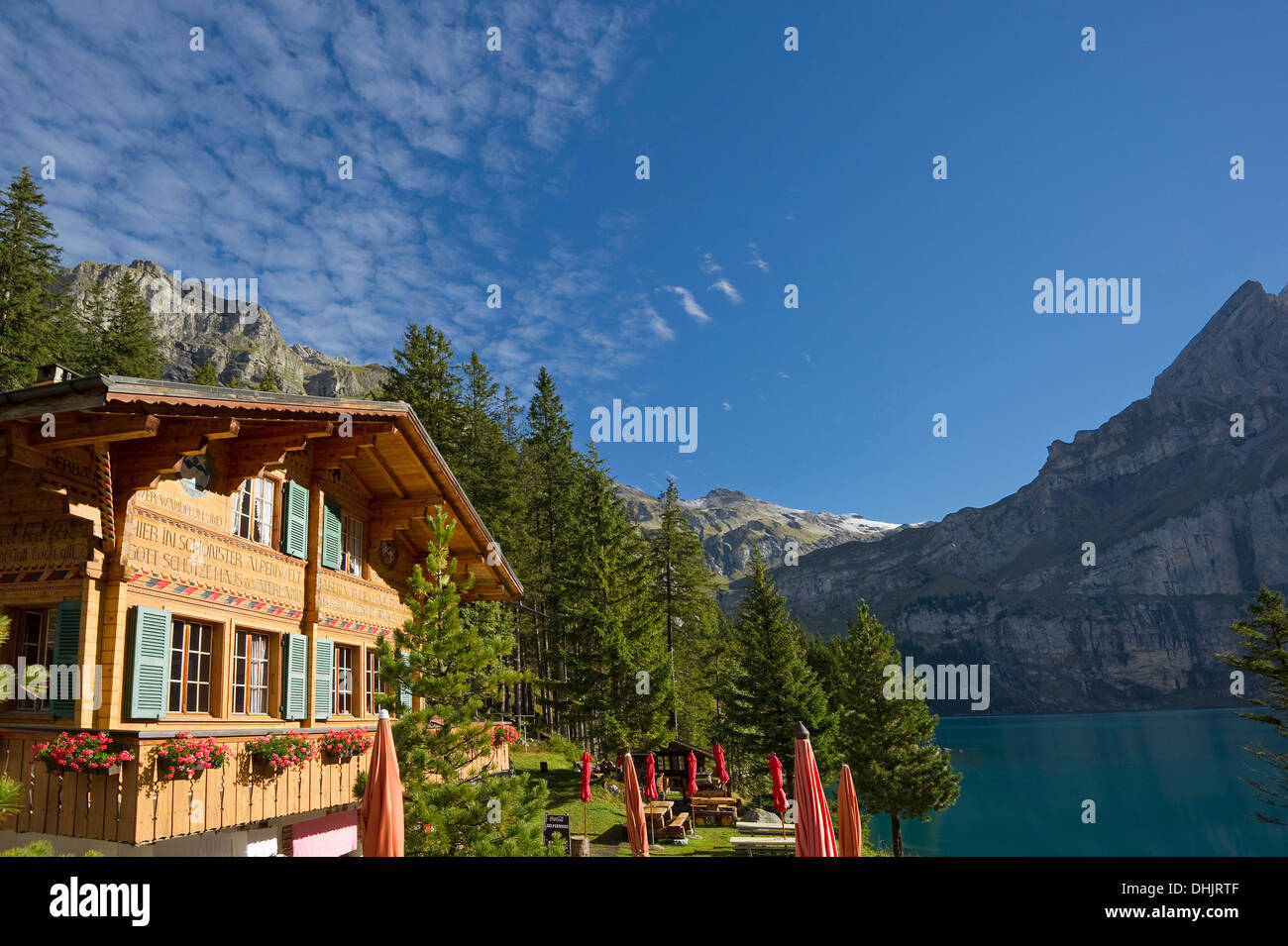 Chalet am See Oeschinensee im Sonnenlicht, Kandersteg, Berner Oberland ...