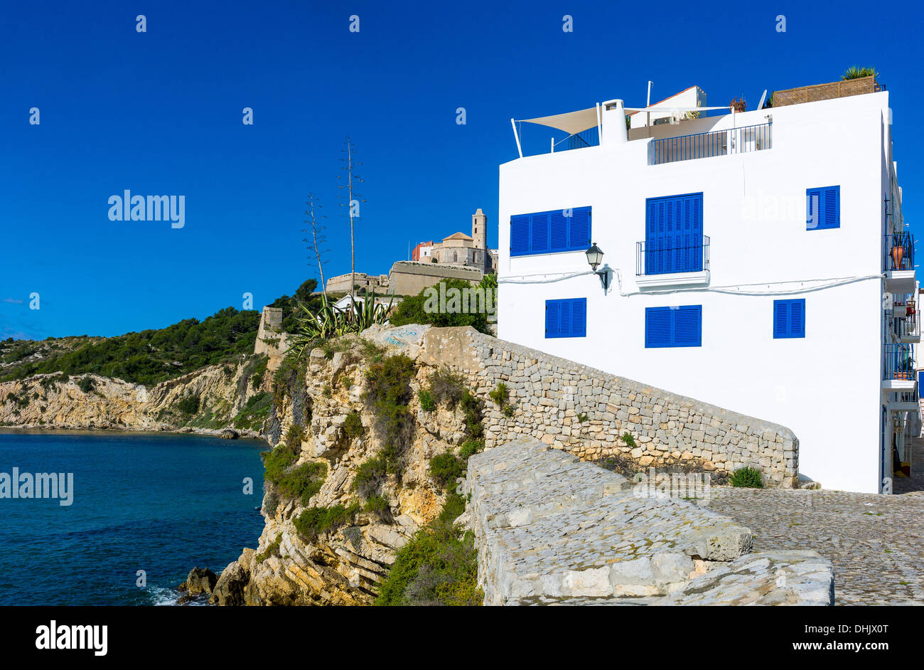 Europa, Spanien, Balearen Ibiza, Ibiza, Blick auf die Stadtmauer der Altstadt Dal Vila, vom Hafen Stockfoto