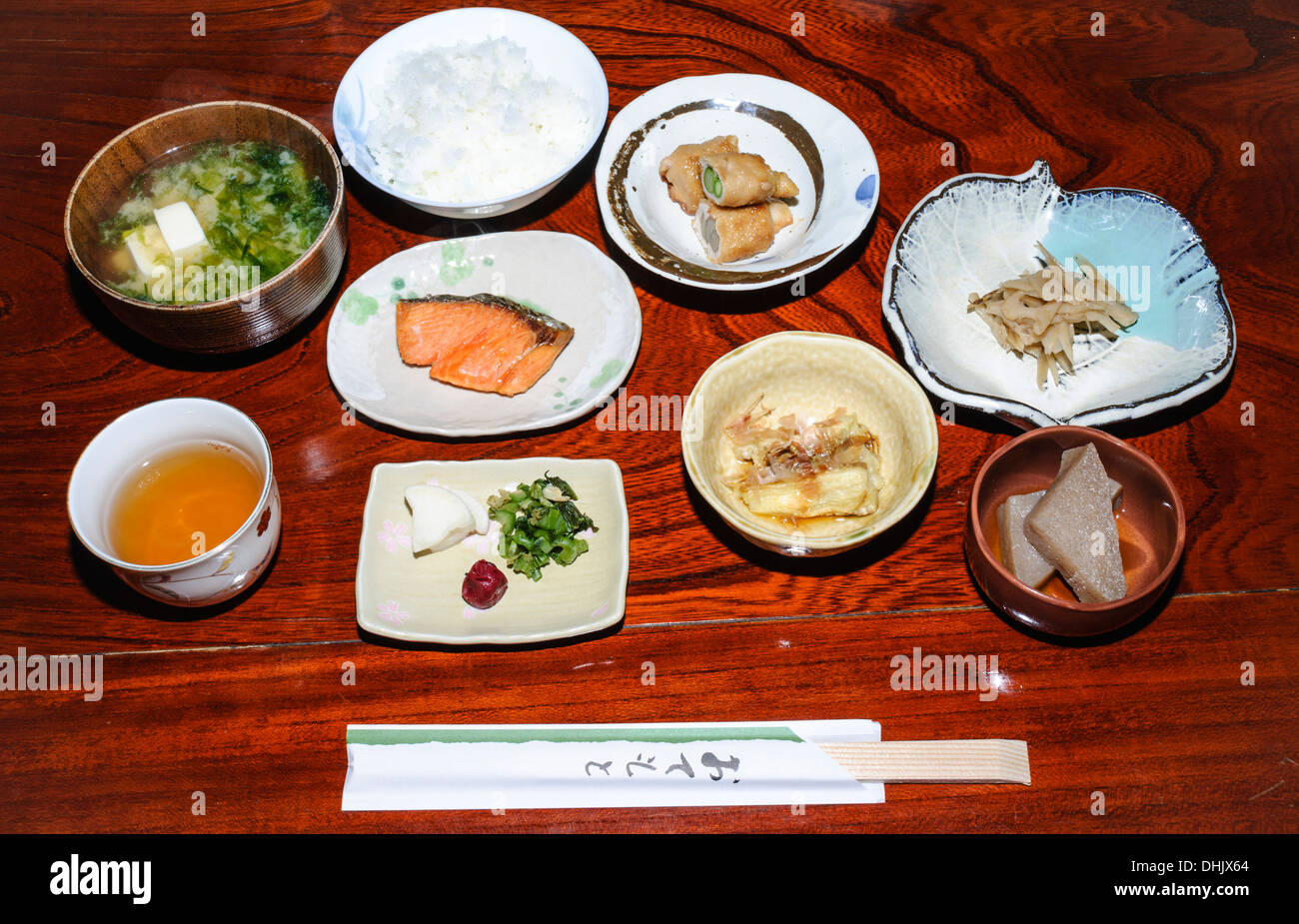 Washoku: Traditionelle japanische Frühstück Mahlzeit in einem Ryokan (traditionelles Gasthaus), mit vielen Gängen serviert auf einmal serviert. Japan, Essen. Stockfoto