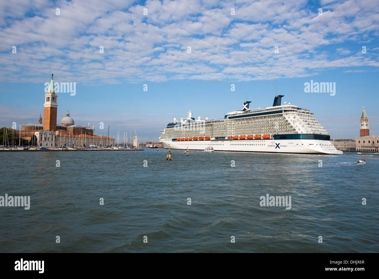 Kreuzfahrtschiff Celebrity Silhouette in Bacino di San Marco mit Isola di San Giorgio Maggiore und Campanile, Venedig, Veneto, Stockfoto