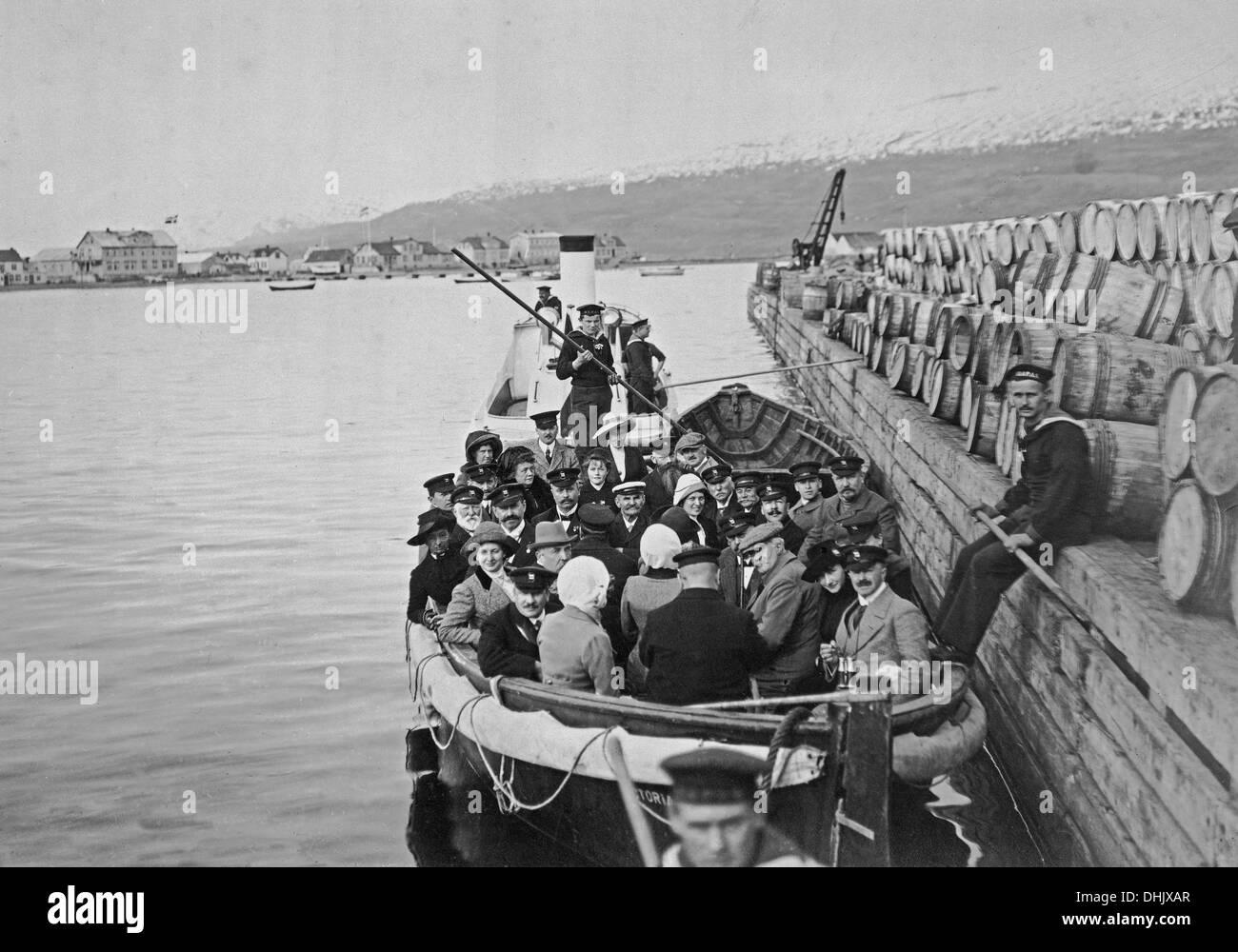 Blick auf das Schiff Boot und Start mit Passagieren das Passagierschiff "Victoria Luise" an der Wharf Holz beplankt, der Hafen von Akureyri im Fjord Eyjafjörður, Island, undatiertes Foto (1913). Das Bild wurde von dem deutschen Fotografen Oswald Lübeck, einer der frühesten Vertreter der Reisefotografie und Schiff Fotografie an Bord Fahrgastschiffe aufgenommen. Foto: Deutsche Fotothek/Oswald Lübeck Stockfoto