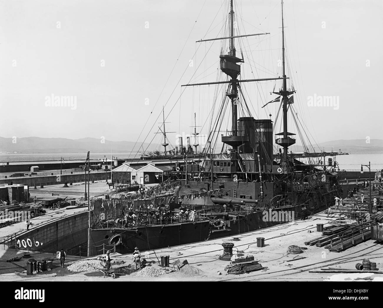 Blick auf ein Kriegsschiff in den Hafen von Gibraltar zwischen 1911 und 1913. Das Bild wurde von dem deutschen Fotografen Oswald Lübeck, einer der frühesten Vertreter der Reisefotografie und Schiff Fotografie an Bord Fahrgastschiffe aufgenommen. Foto: Deutsche Fotothek/Oswald Lübeck Stockfoto